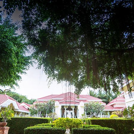 Wora Bura Hua Hin Resort & Spa Εξωτερικό φωτογραφία The main building of the university