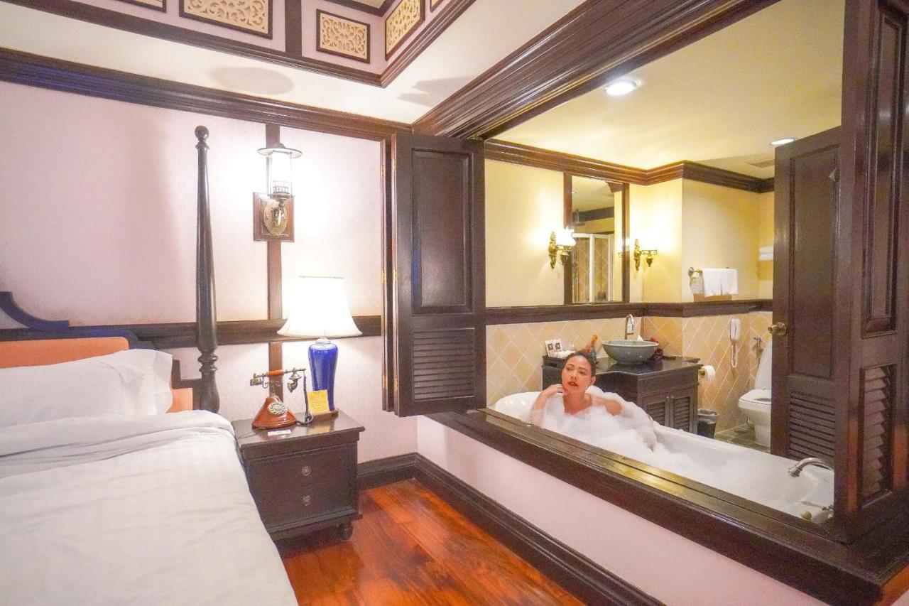 Wora Bura Hua Hin Resort & Spa Εξωτερικό φωτογραφία A guest in a hotel room