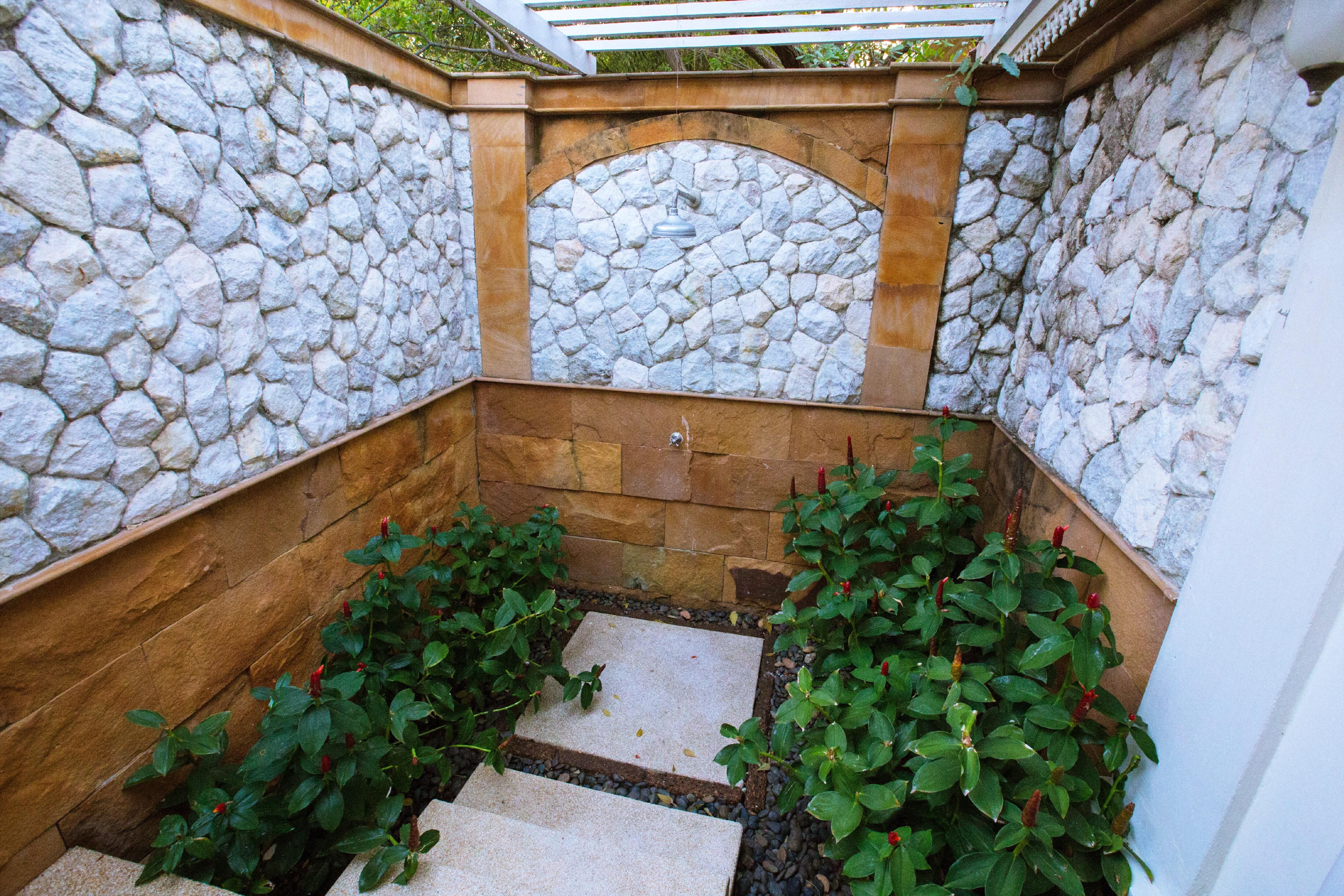 Wora Bura Hua Hin Resort & Spa Εξωτερικό φωτογραφία A small garden in a private home