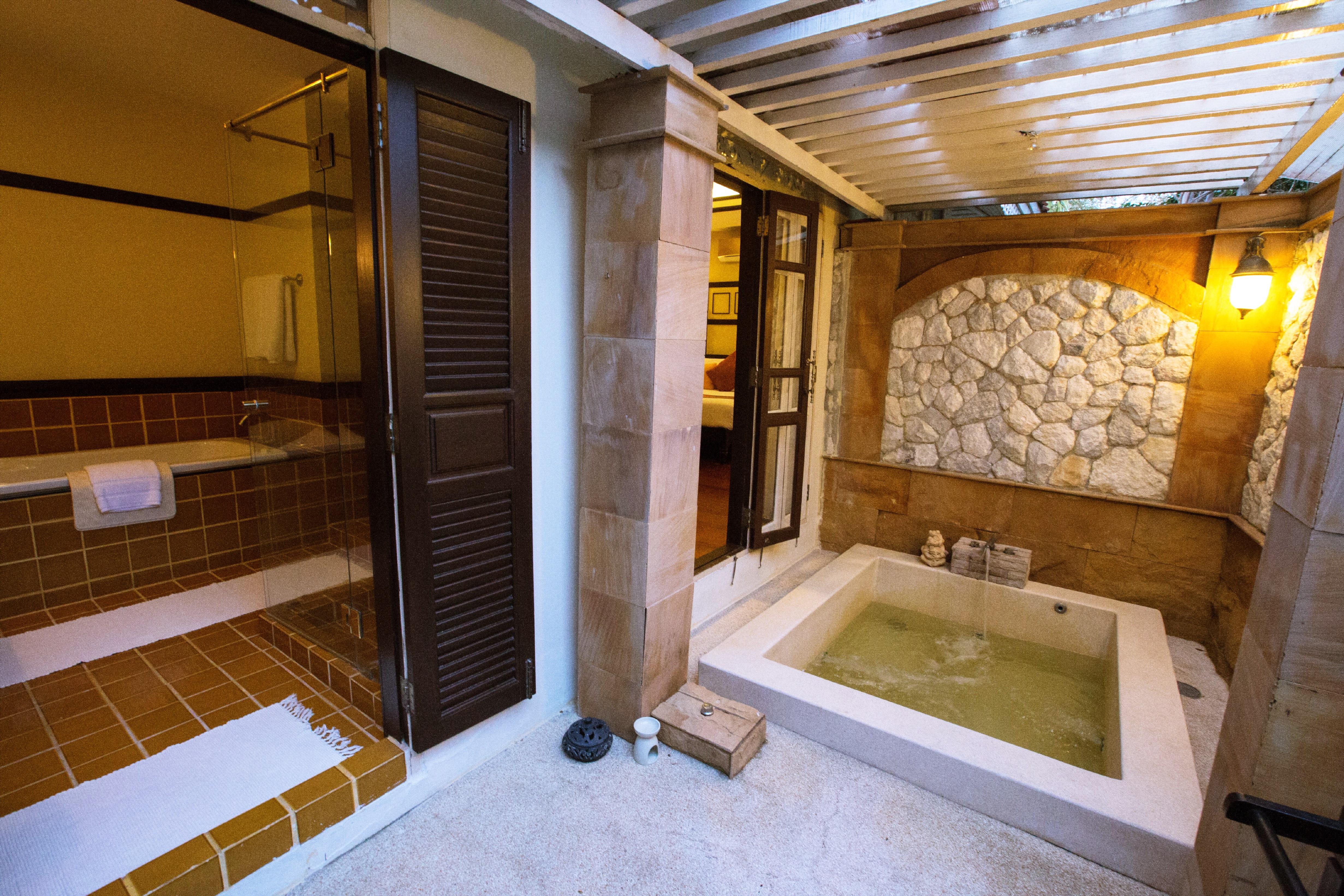 Wora Bura Hua Hin Resort & Spa Εξωτερικό φωτογραφία A modern Japanese bathroom with a traditional soaking tub