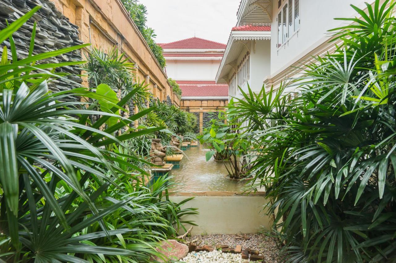 Wora Bura Hua Hin Resort & Spa Εξωτερικό φωτογραφία The garden of the hotel