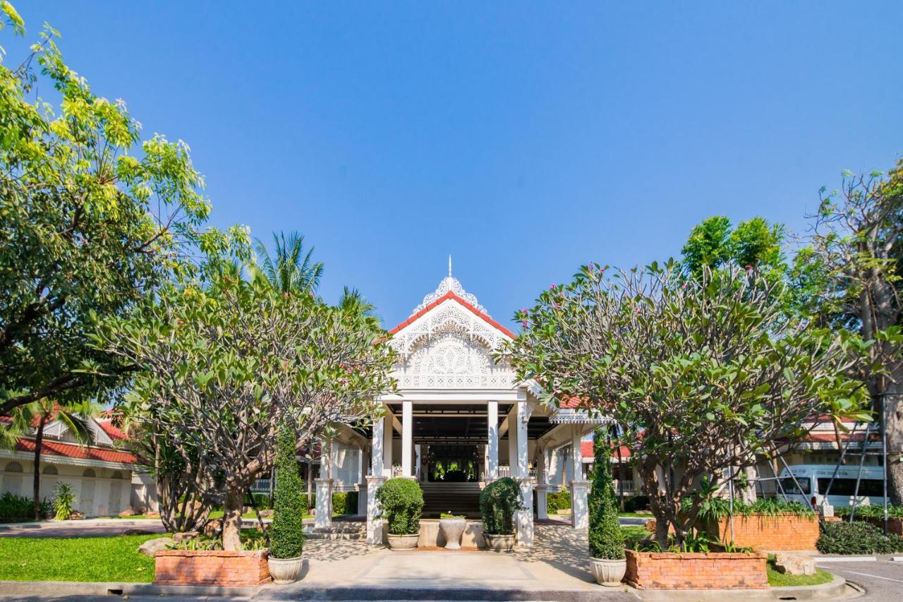 Wora Bura Hua Hin Resort & Spa Εξωτερικό φωτογραφία The main entrance of the university
