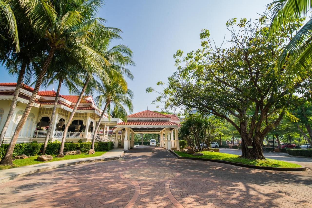 Wora Bura Hua Hin Resort & Spa Εξωτερικό φωτογραφία The entrance of the Royal Thai Police Museum